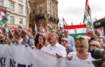 Péter Magyar (w pierwszym rzędzie, w białej koszuli) na zwołanej przez siebie 50-tysięcznej antyrządowej demonstracji w Budapeszcie, 6 kwietnia 2024 r. // Fot. Abaca Press / Forum