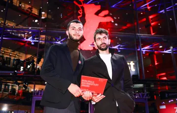 Basel Adra i Yuval Abraham odbierają nagrodę za film „No other land” Międzynarodowym Festiwalu Filmowym Berlinale w Berlinie. 24 lutego 2024 r. // Fot. Clemens Bilan / EPA / PAP