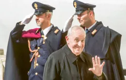 Kard. Jorge Mario Bergoglio, arcybiskup Buenos Aires, przed aulą synodalną w Watykanie, gdzie odbywały się kongregacje poprzedzające konklawe, 11 marca 2013 r. // Fot. Ciro Fusco / EPA / PAP