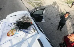 Zniszczony izraelskim pociskiem samochód wolontariuszy World Central Kitchen, Dair El-Balah, Strefa Gazy, 2 kwietnia 2024 r. // Fot. Omar Ashtawy / AP Images / East News