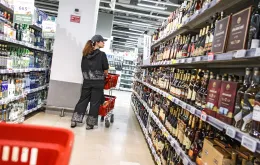 Stoisko z alkoholami w sklepie Auchan w Moskwie, sierpień 2022 r. // Fot. Aleksander Polyakov / Russian Look / Forum