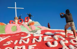 Góra Zbawienia w Kalifornii – instalacja artystyczna, jedna z największych atrakcji turystycznych w hrabstwie Imperial. USA, 2015 r. / SANDY HUFFAKER / GETTY IMAGES
