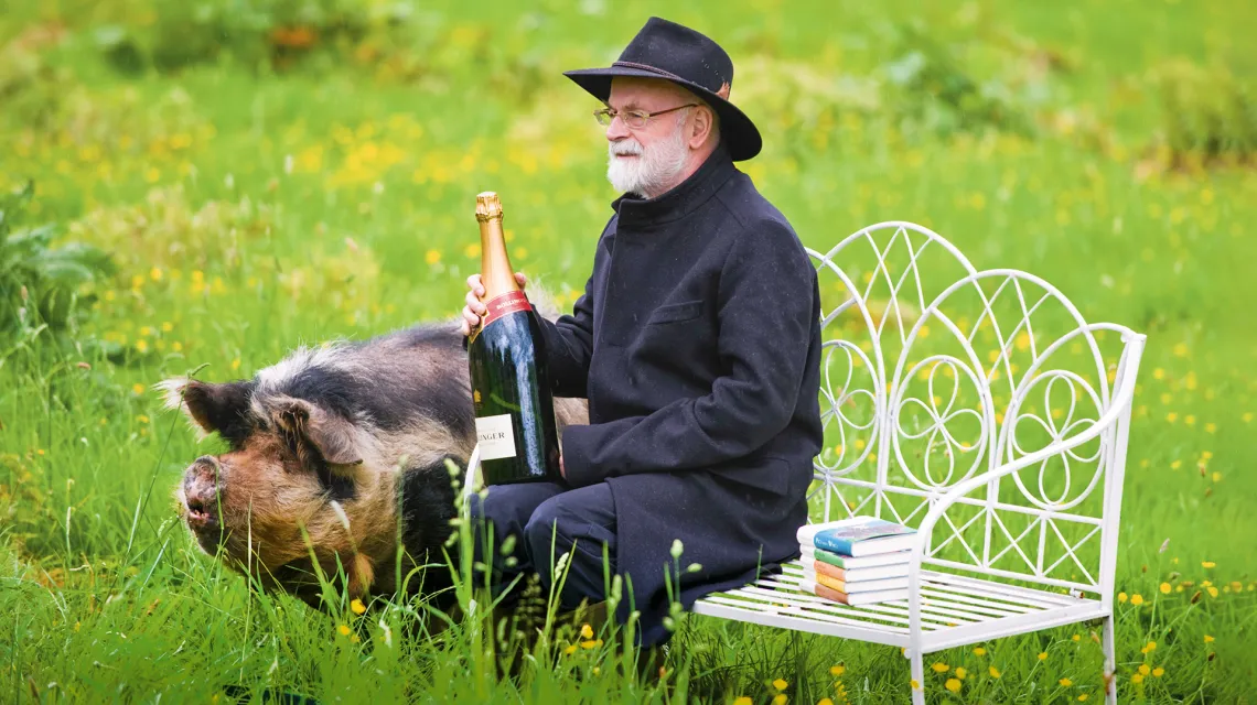 Terry Pratchett na swojej farmie w okolicy Salisbury. Wielka Brytania, 2012 r. // Fot. Jeff Morgan 12 / Alamy / BE&W