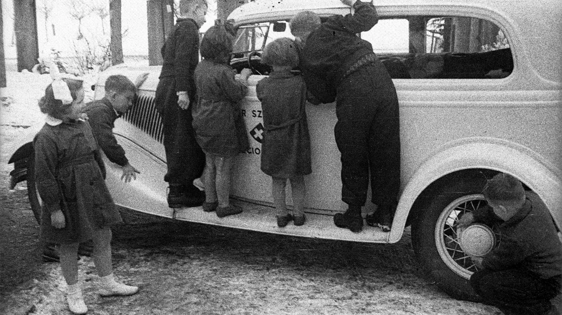 Mali pensjonariusze przy ambulansie ofiarowanym przez szwajcarską organizację charytatywną na otwarciu Zespołu Sanatoriów dla dzieci w Rabce Zdroju. Luty 1948 r. // Fot. CAF / PAP