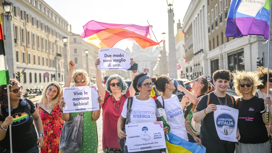 Demonstracja homoseksualnych matek, które domagają się uznania swoich praw do wychowywania dzieci. Watykan, 3 sierpnia 2023 r. // Fot. Antonio Masiello / Getty Images