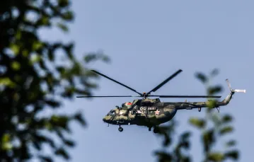 Zdjęcie białoruskiego helikoptera  wykonane w Białowieży w okolicy ul. Mostowej. 1 sierpnia 2023 r. fot. Eliza Kowalczyk