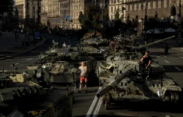 W centrum Kijowa przygotowano instalację ze zniszczonych rosyjskich pojazdów wojskowych. 24 sierpnia przypada Dzień Niepodległości Ukrainy i  mija pół roku wojny. Kijów, 24 sierpnia 2022 r. / EVGENIY MALOLETKA / AP / ASSOCIATED PRESS / EAST NEWS
