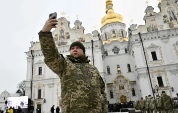 Żołnierze ukraińscy idą na bożonarodzeniowe nabożeństwo do katedry Wniebowzięcia w Ławrze Peczersko-Kijowskiej, 7 stycznia 2023 r. Fot. GENYA SAVILOV / AFP / East News / 