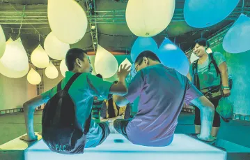Goście zwiedzający wystawę poświęconą autyzmowi. Szanghaj, 14 czerwca 2016 r. / Fot. Wang Gang / IMAGINECHINA / EAST NEWS