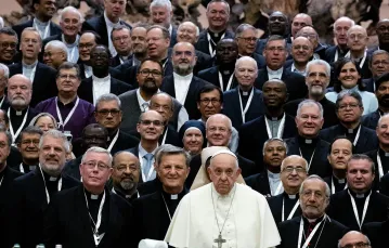 Papież Franciszek z uczestnikami synodu o synodalności, Watykan, październik 2023 r. // Fot. Tiziana Fabi / AFP / East News 