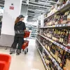 Stoisko z alkoholami w sklepie Auchan w Moskwie, sierpień 2022 r. // Fot. Aleksander Polyakov / Russian Look / Forum