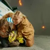 Cailee Spaeny jako Jessie i Kirsten Dunst jako Lee w filmie "Civil war", reż. Alex Garland // Materiały prasowe Monolith Films