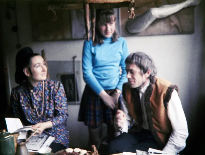 Ja z rodzicami w naszym  jednopokojowym mieszkania, które było również pracownią. Kraków, 1969 r. // Zdjęcia z archiwum rodzinnego dzięki uprzejmości Bettiny Bereś