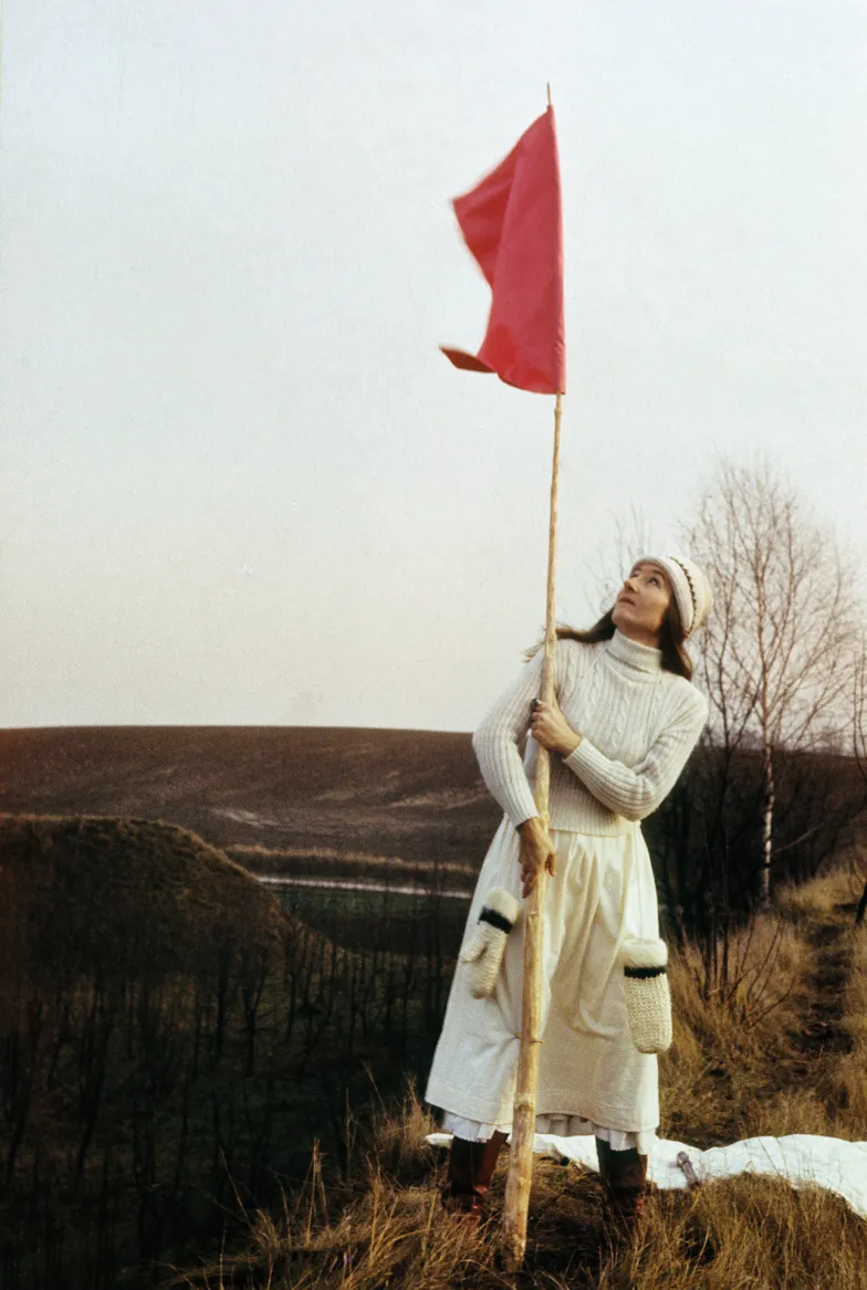 Maria Pinińska-Bereś, performens „Sztandar autorski”, wzgórza Prokocimia, 1979 r. // Zdjęcia z archiwum rodzinnego dzięki uprzejmości Bettiny Bereś
